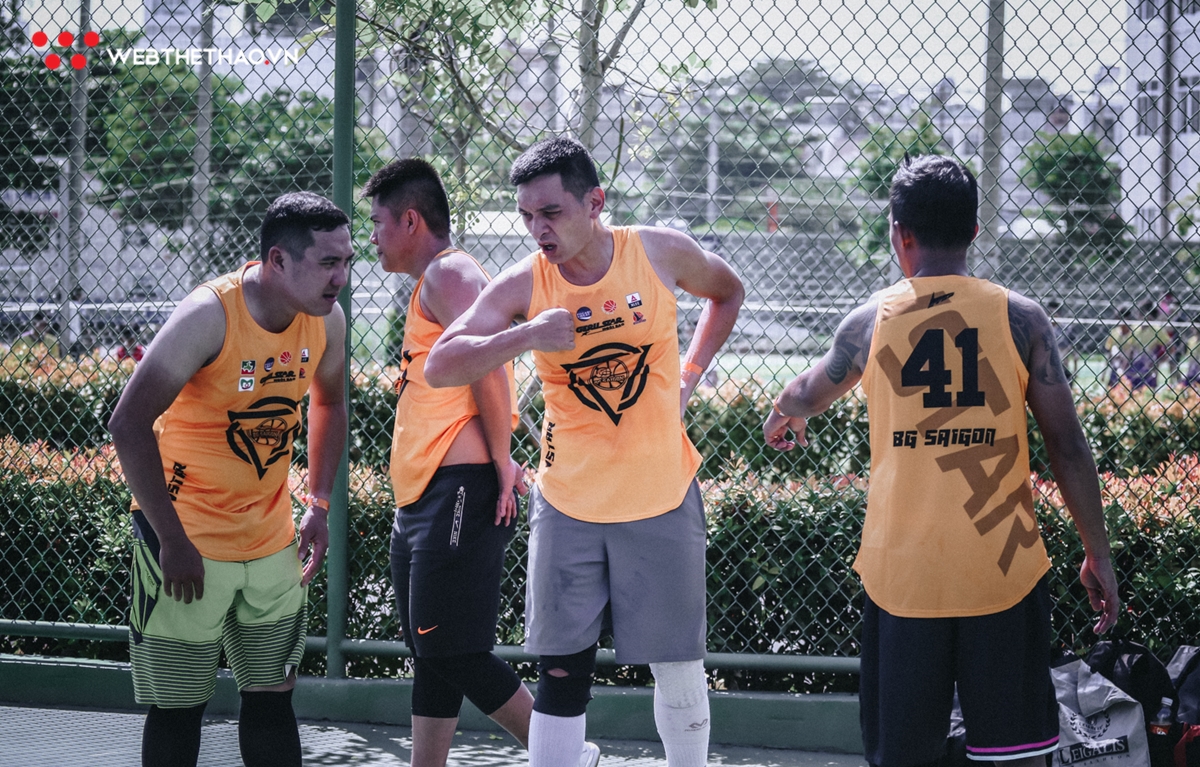 Khai mạc giải Bóng rổ 4x4 Vstar League 2019: Cháy hết mình cùng quả bóng cam bất chấp cái nắng chói chang Khai mạc giải Bóng rổ 4x4 Vstar League 2019: Cháy hết mình cùng quả bóng cam bất chấp cái nắng chói chang